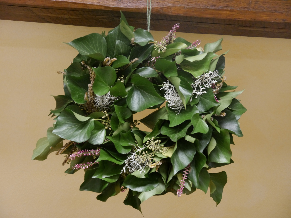 gebundener Herbstkranz mit Efeu