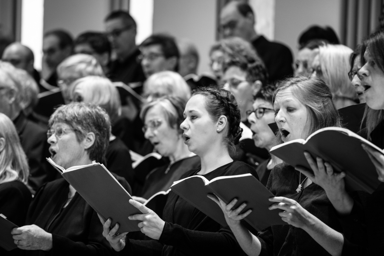 Fröhliche Sänger*Innen des Oratorienchors