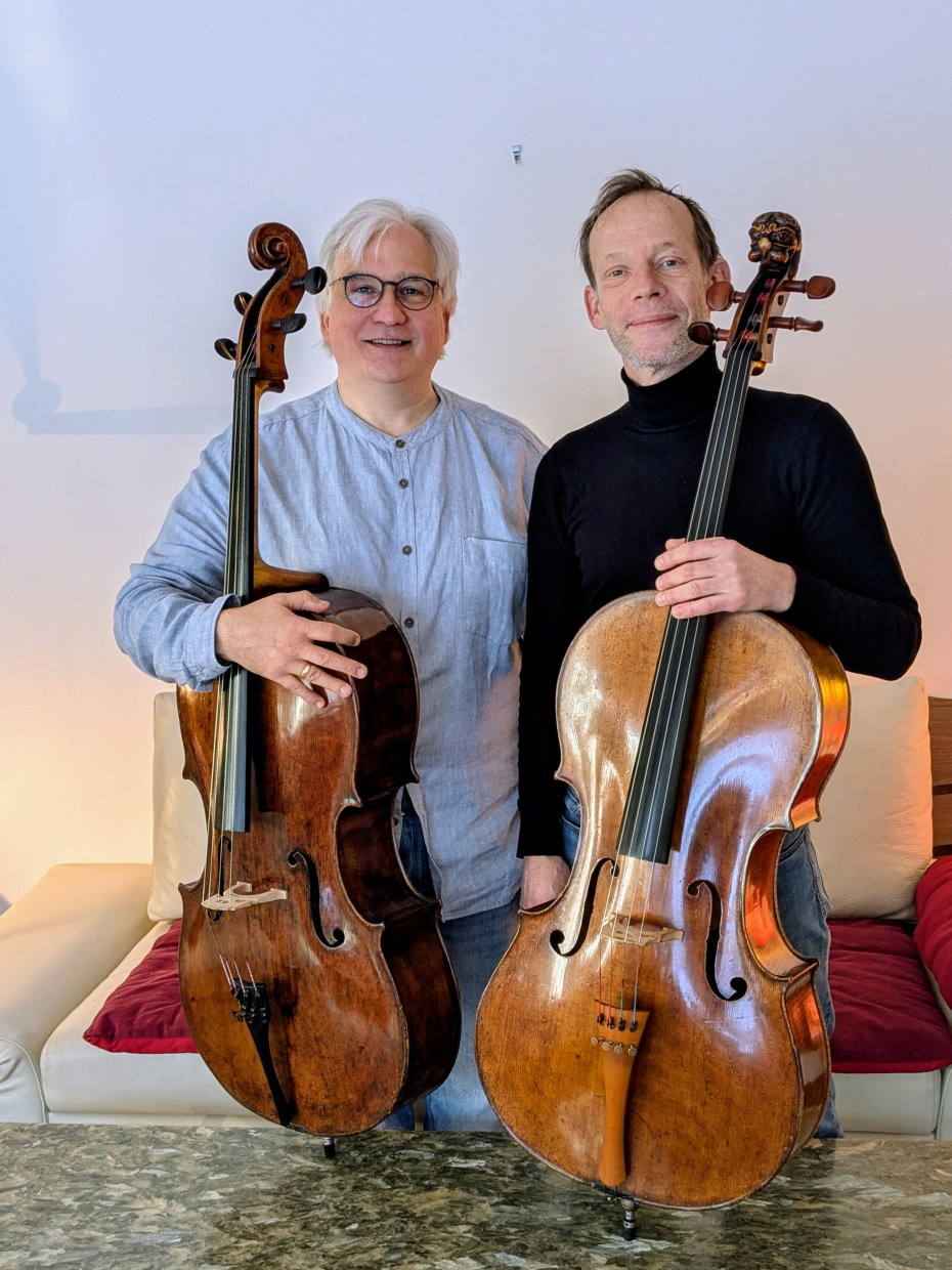 Zwei Männer mit ihren Celli 