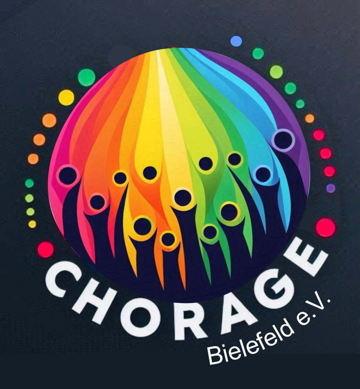Runder Schriftzug: "Chorage Bielefeld e.V." darüber Frauen, Hände überm Kopf im Regebogen. Logo.