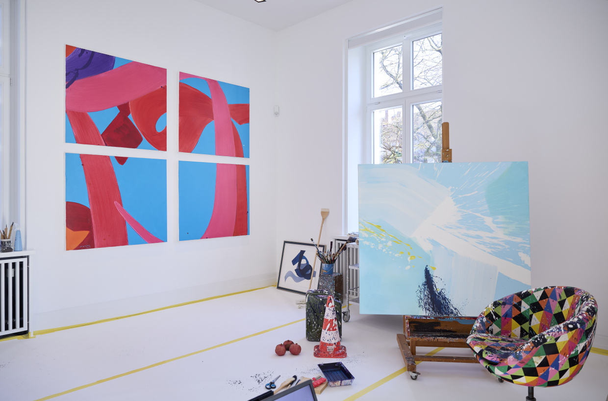 In die Museumsausstellung ist ein Atelier integriert mit Malutensilien.