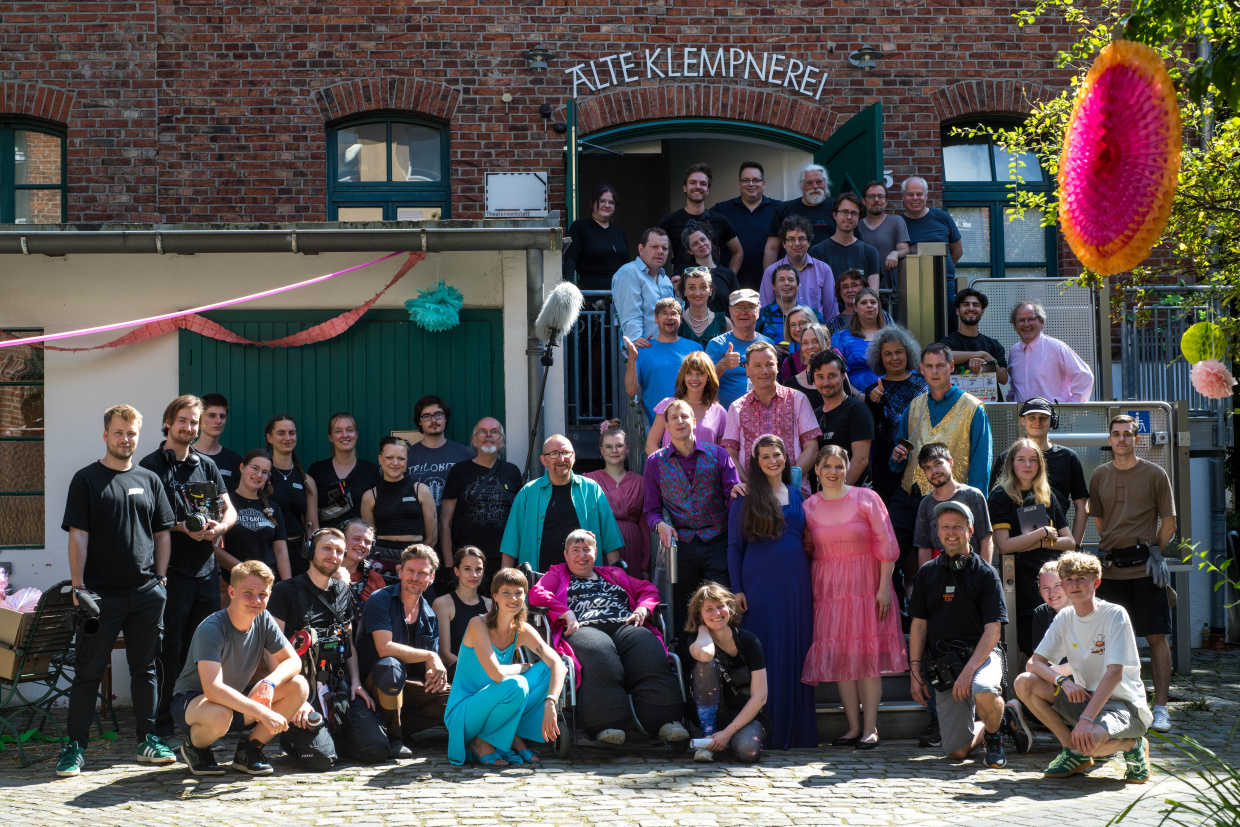 Filmteam vor der Theaterwerkstatt Bethel