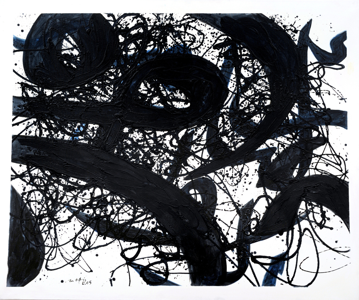 Eine Malerei von Aatifi mit expressiven schwarz-blauen Formen und Linien.