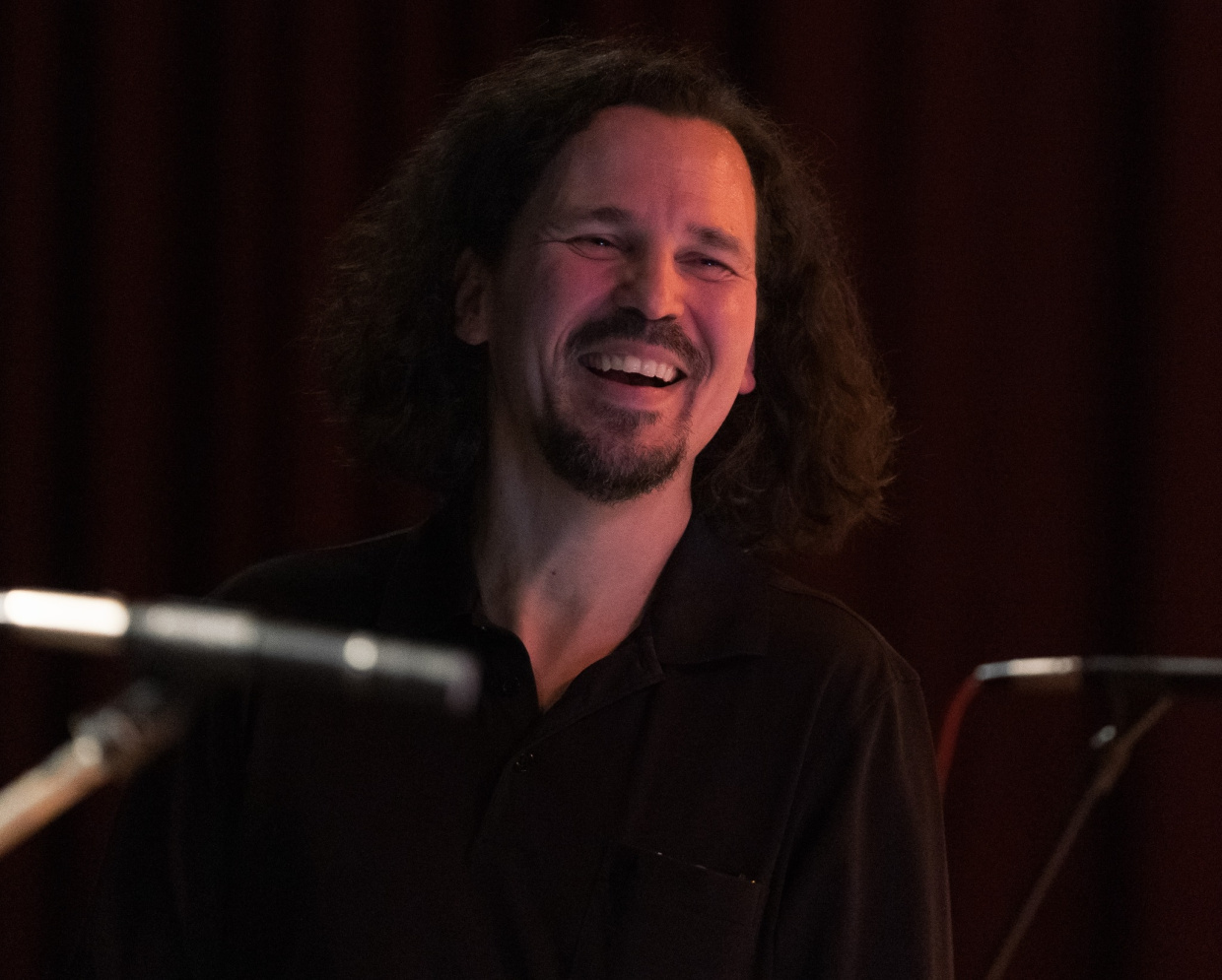 Der Dozent lächelt so charmant, dass du zum Workshop kommen möchtest.