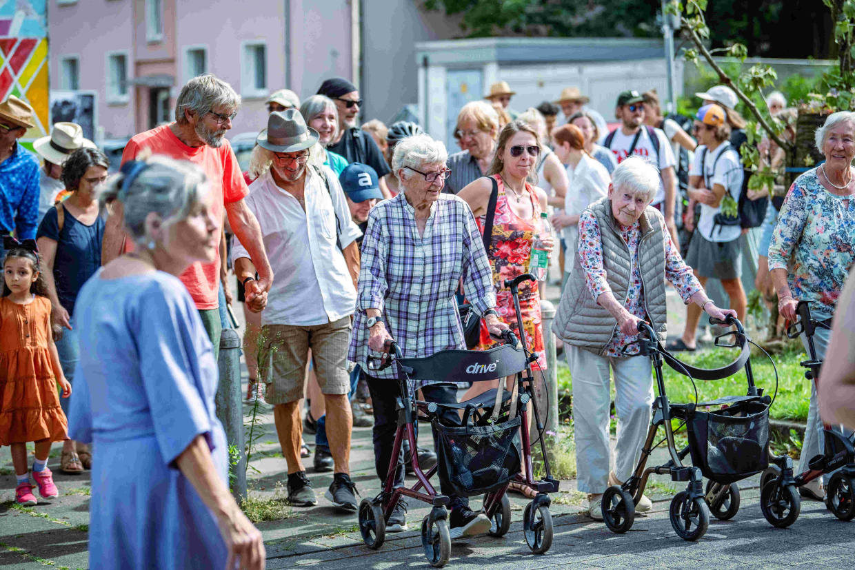 kleiner Eindruck vom performativen walk um das strandprojekt herum im sommer 2025