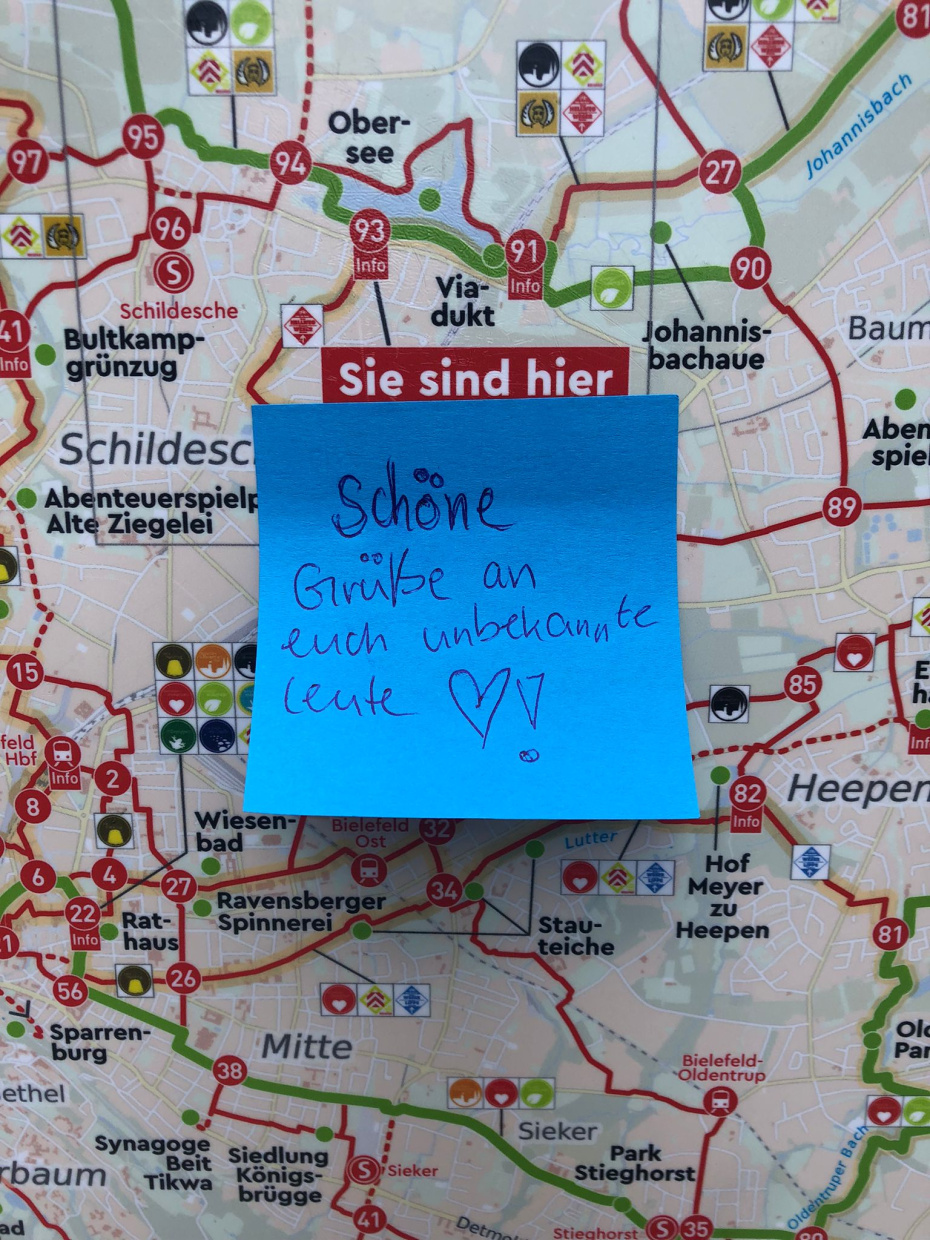 ein Klebezettel mit einem Gruß auf einem Stadtplan