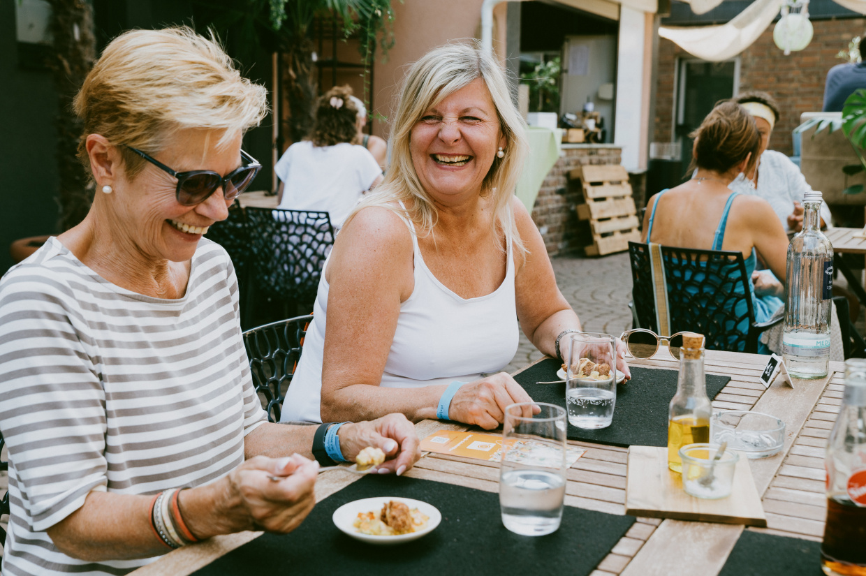 Zwei Schnitzeljägerinnen probieren ihre Kostprobe.