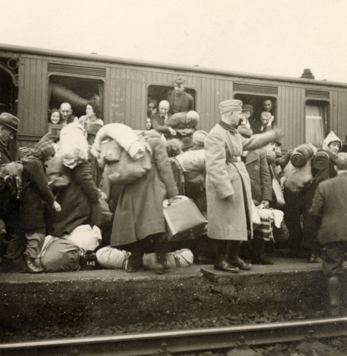 Zustieg von Jüdinnen und Juden aus Bielefeld, Minden und Lippe in den Deportationszug nach Riga 1941
