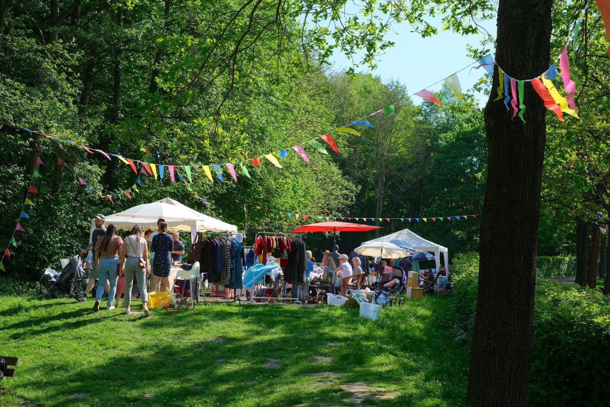 Das Bild zeigt den Nachbarschaftsflohmarkt vor ein paar Jahren