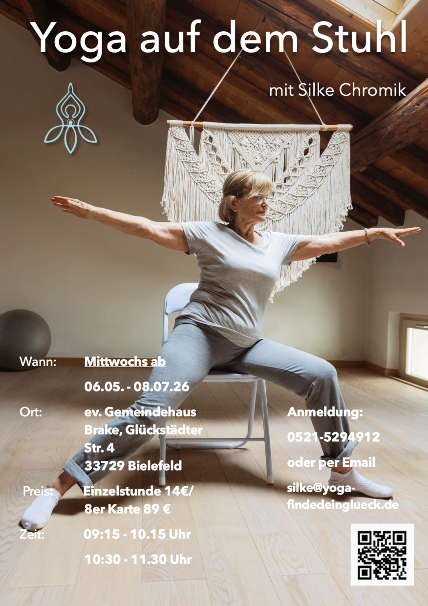 Alte Frau als Kriegerin auf dem Stuhl