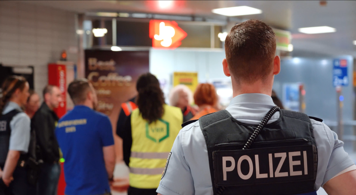 Bundespolizist mit Teilnehmenden einer Sicherheitsführung