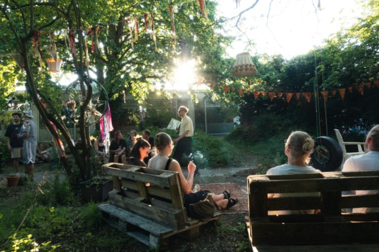 Menschen chillen im Garten des Kulturhaus Ostblock. 