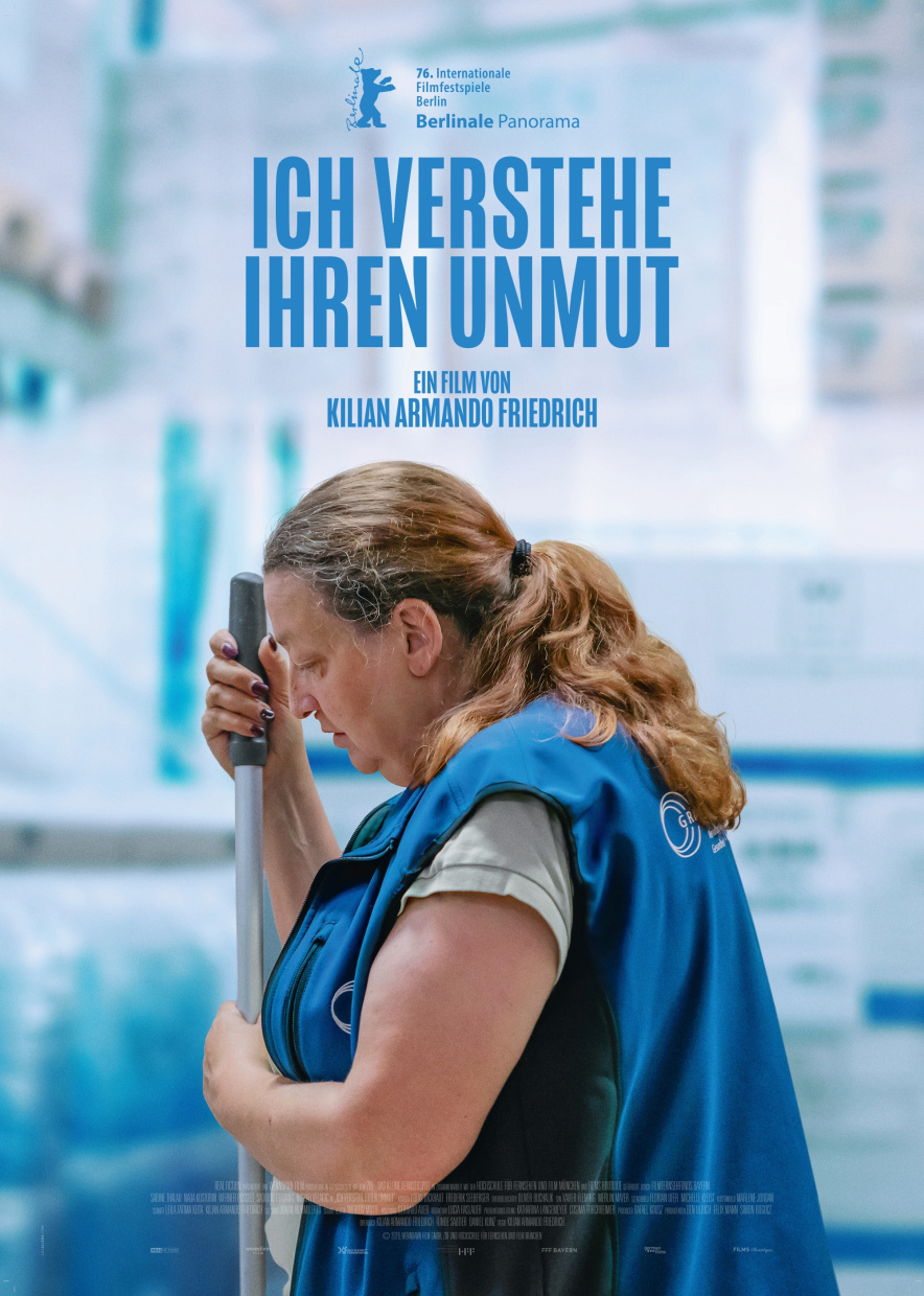 Filmplakat mit Titel ICH VERSTEHE IHREN UNMUT, weibliche Reinigungskraft seitlich aufgenommen.