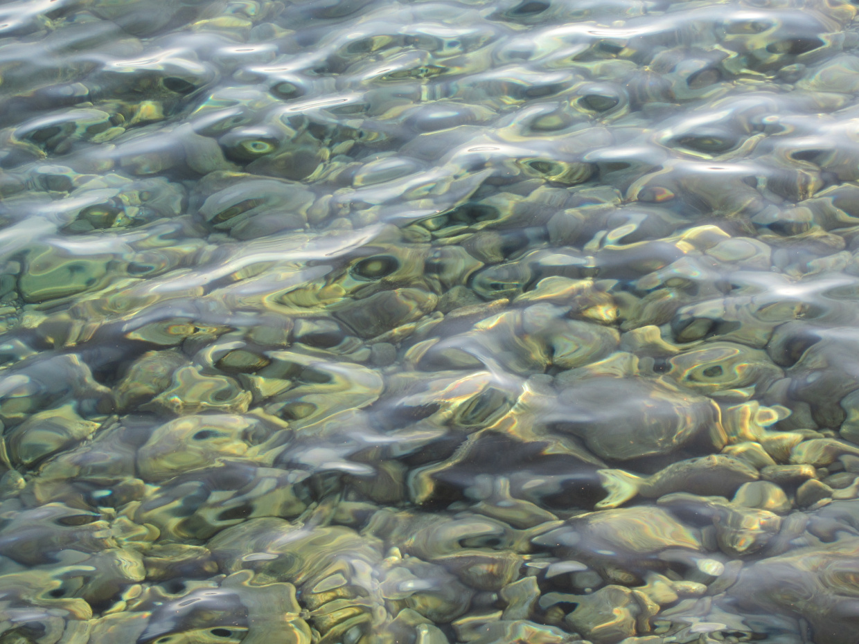 klares Wasser über Steinen