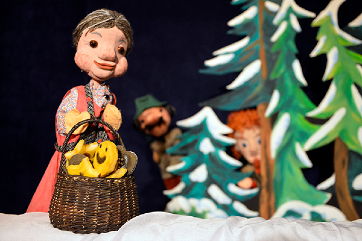 Kaspers Oma mit einen Korb volle Weihnachtskekse