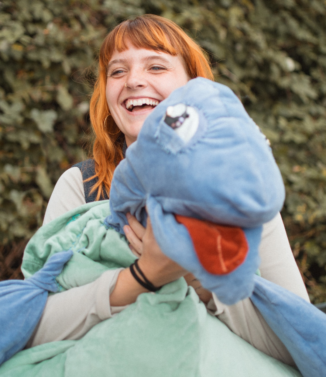 eine Person hält die Quartiers-Schildkröte Schildi im Arm und lacht