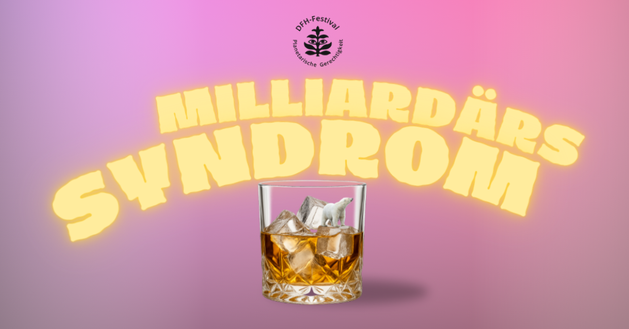 Vor pinkem Hintergrund ist ein Whiskeyglas zu sehen, in dem ein Eisbär auf einem Eiswürfel sitzt