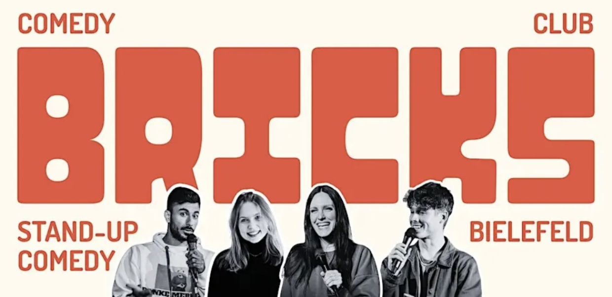 Bricks Comedy Club als Schriftzug und mehrere Comedians die zu sehen sind. 