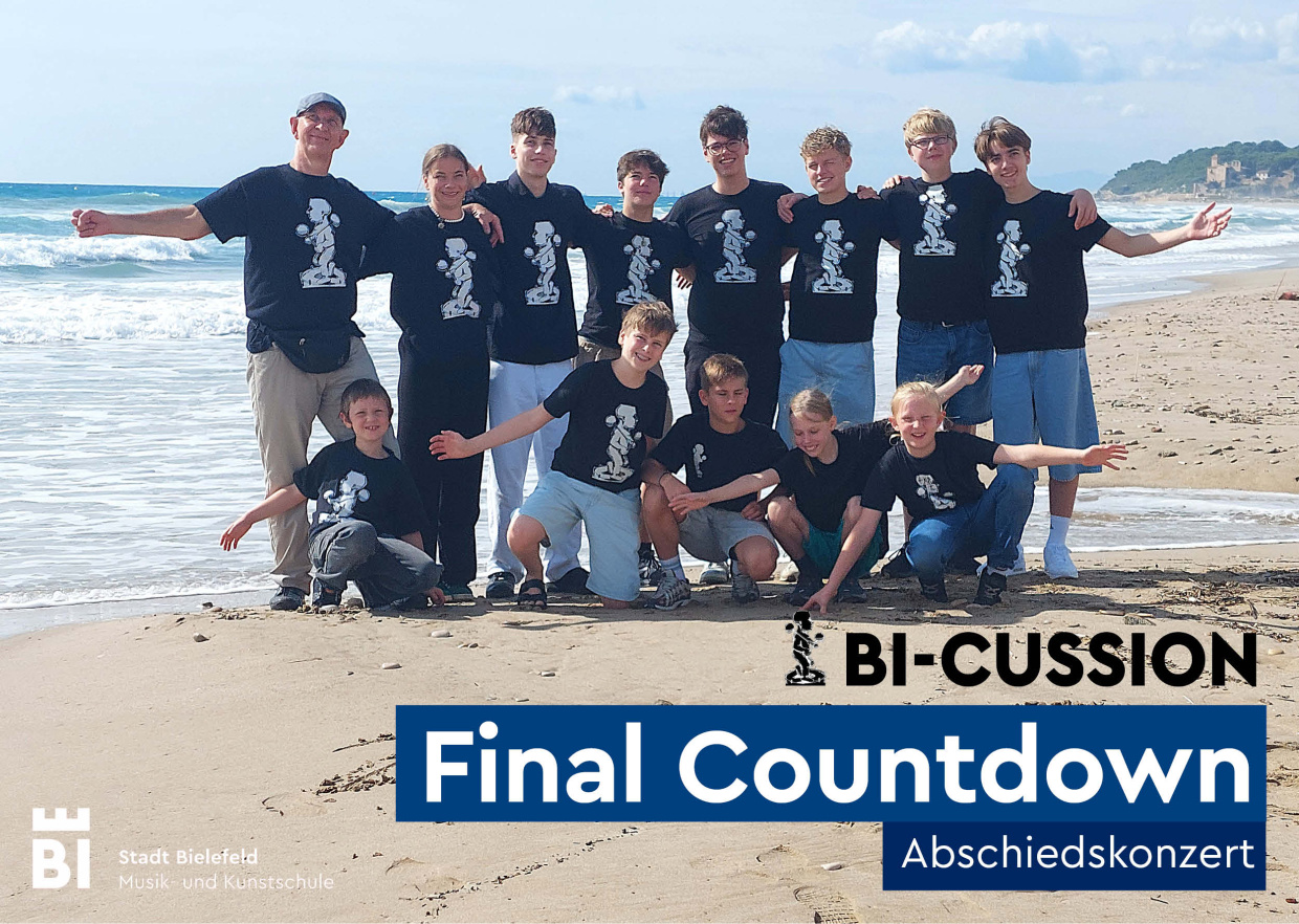 Das Percussionensemble Bi-Cussion steht am Strand udn freut sich auf ihr Abschiedskonzert.