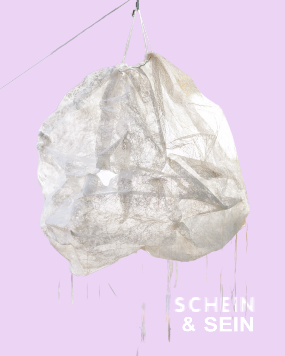 Fliederfarbener Grund, im Vordergrund ein wolkenähnliches Kunstobjekt aus der Ausstellung zu sehen