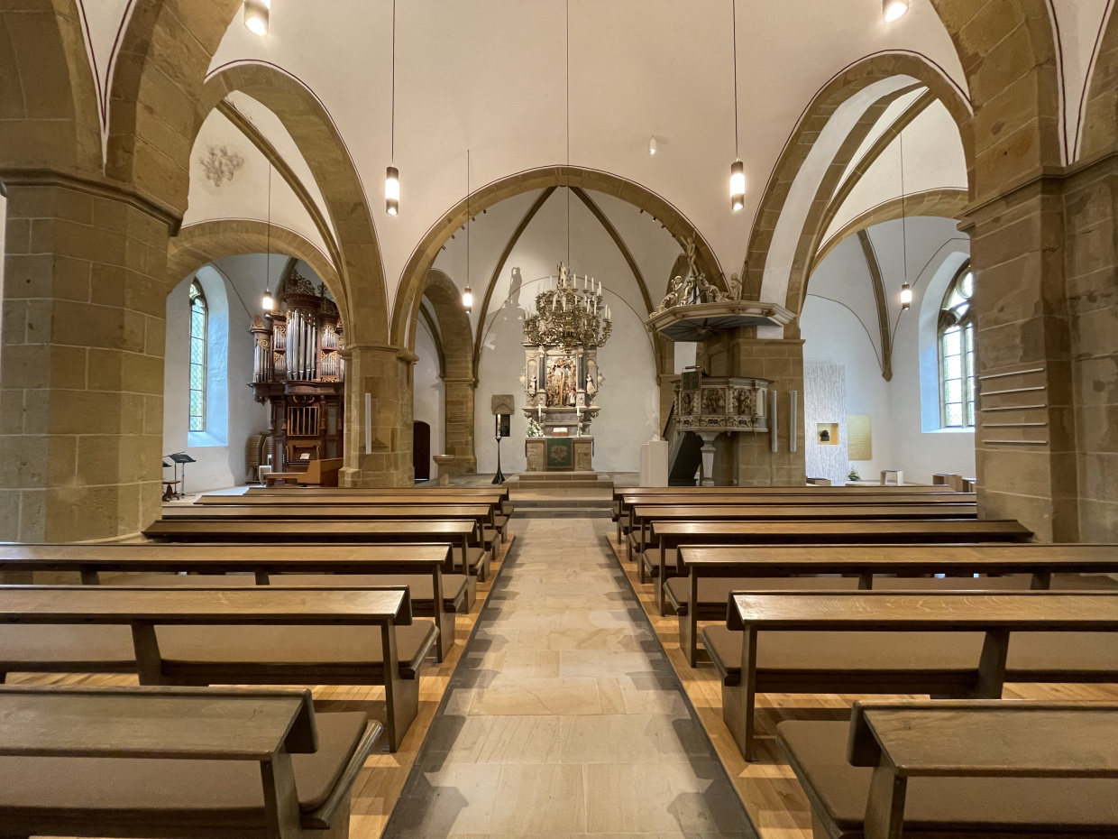 Mittelschiff der Pewter-und-Pauls-Kirche