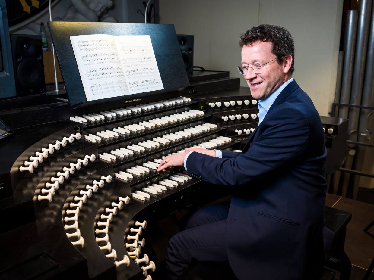 Foto: Stefan Schmidt an der Orgel 