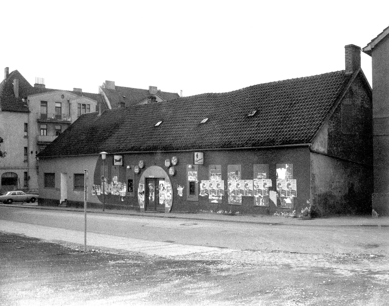 Ein altes, flaches Gebäude, in dem sich lange die Discothek Badewanne befand.