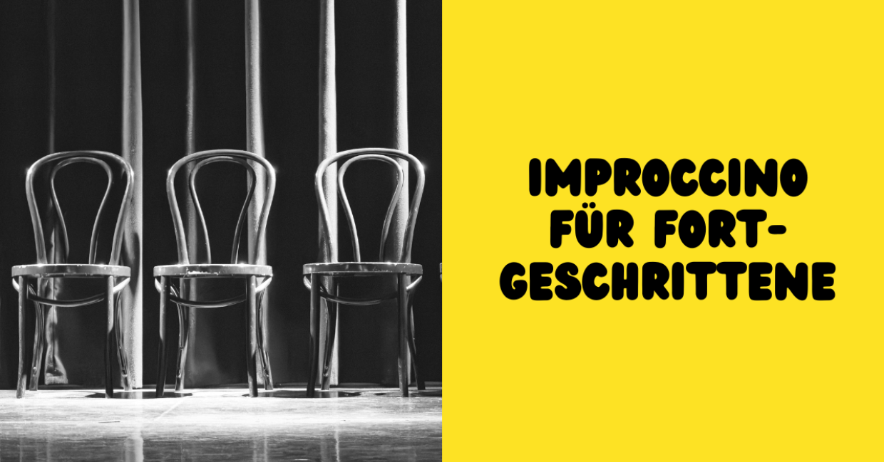 drei Stühle auf einer Bühne, schwarz-weiß