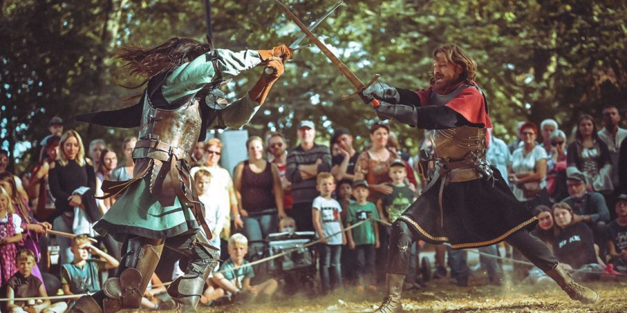 (c) Fogelvrei kämpfende Ritter
