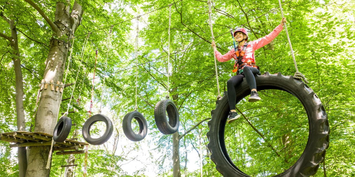 Frau auf Reifen im KLetterpark