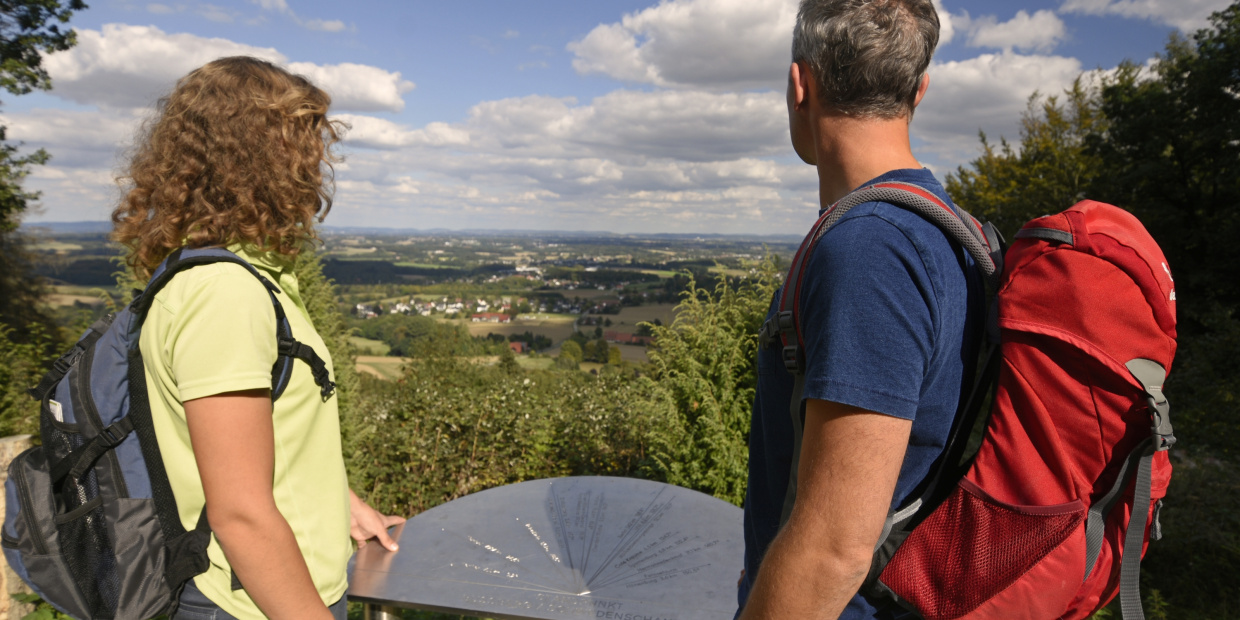 Frau und Mann blicken an der Schwedenschanze in die Ferne