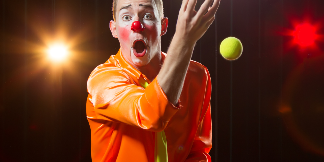 Ein Clown jongliert