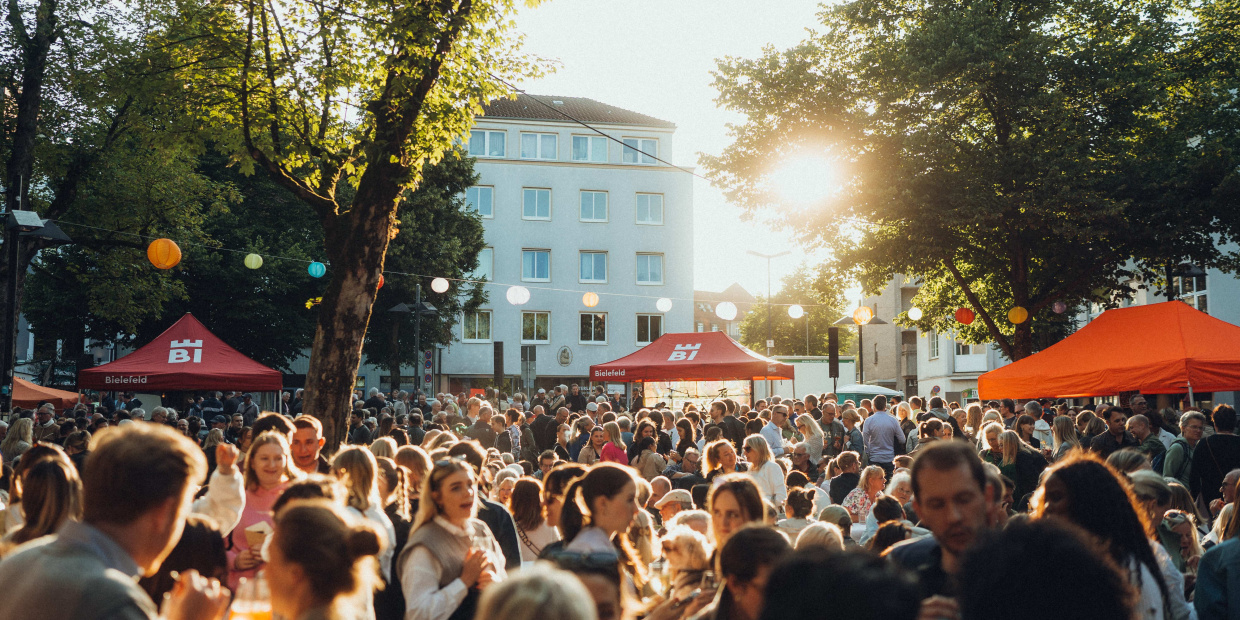 © Bielefeld Marketing GmbH | T. Fröhlich Adult City Concert Crowd Face Female Head Male Man People Person Tennis Ball Urban Woman