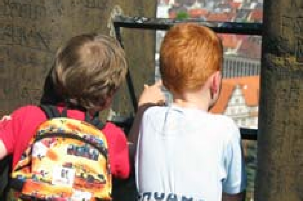 Kinder schauen von der Sparrenburg