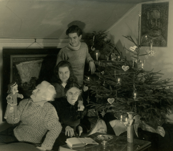 Eine historische Aufnahme von Peter August Böckstiegel an Weihnachten im Kreise seiner Familie.