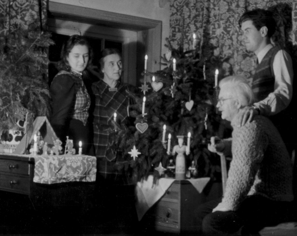 Eine historische Aufnahme von Peter August Böckstiegel an Weihnachten im Kreise seiner Familie.
