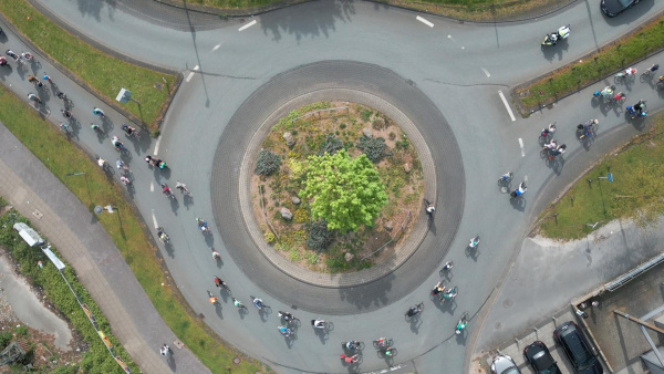 Fahrradaktion im Kreisverkehr aus der Vogelperspektive