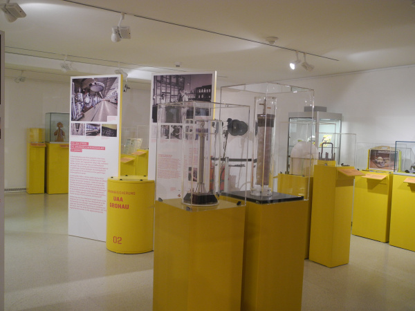 Heller Raum mit gelben Ausstellungsmöbeln