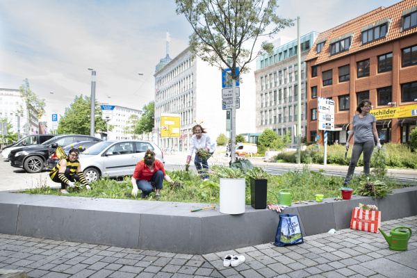Gartenaktion im Beet vor der Zentralbibliothek