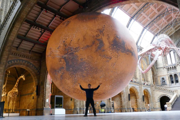 Luke Jerram hält ein Marsmodell