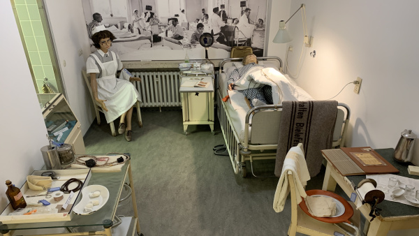 Blick in ein Krankenzimmer der 1950er-Jahre