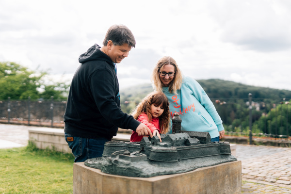 Eine Familie betrachtet das Sparrenburg-Tastmodell