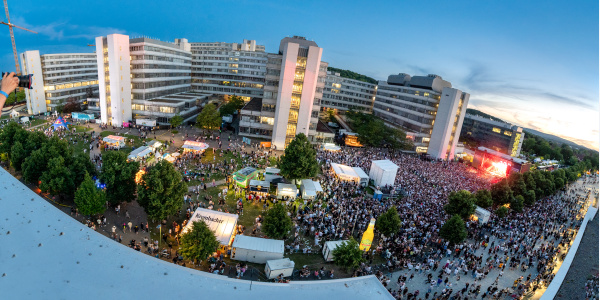 Panorama-Blick über das Gelände des Campus Festivals aus dem Jahr 2022