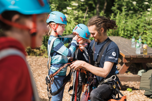 Kinder in Klettermontur