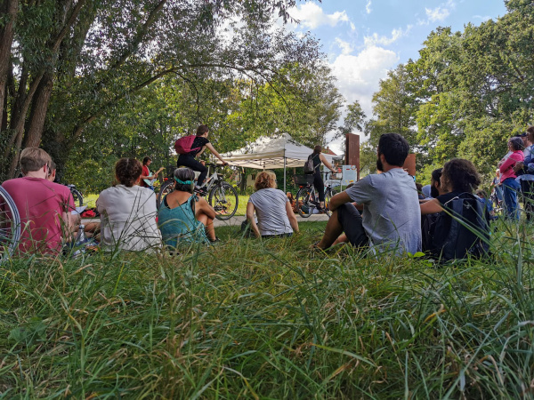 Menschen sitzen auf der Wiese