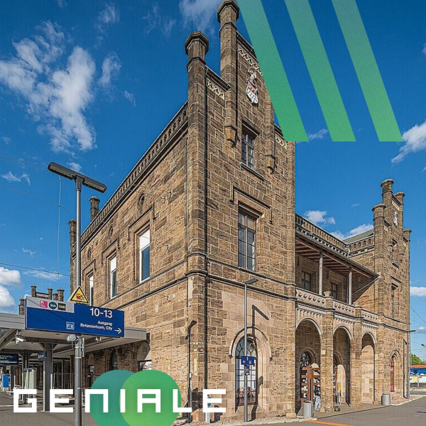 Altes Bahnhofsgebäude bei blauen Himmel 