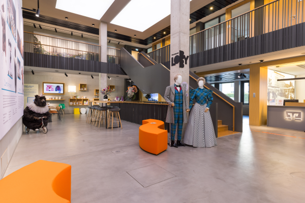 Blick in die Volksbanklobby Bielefeld, im Vordergrund zwei verkleidete Schaufensterpuppen