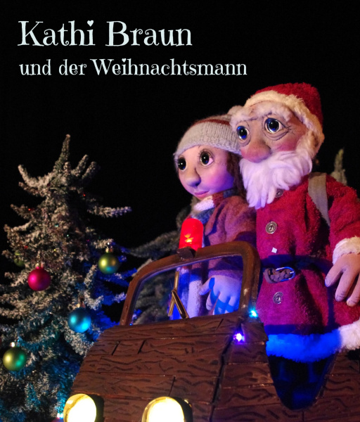 Das Bild zeigt das Veranstaltungsplakat von "Kathi Braun und der Weihnachtsmann". Zu sehen sind zwei Puppen, die in einem Auto sitzen. Eine der Puppen ist gekleidet wie der Weihnachtsmann.