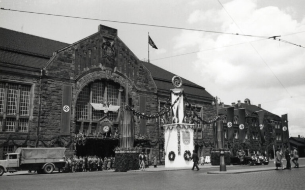 1933
