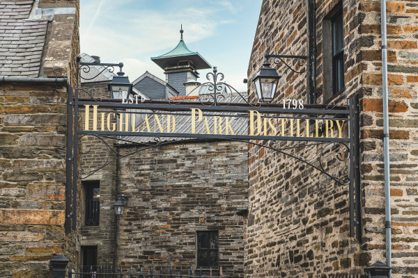 Einganstor der Whisky-Brennerei Highland Park auf Orkney Island